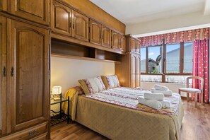 3 bedrooms, iron/ironing board, bed sheets