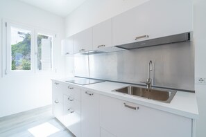 Réfrigérateur, four, plaque de cuisson, cafetière/bouilloire