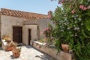 Property grounds - Holiday Home 'Casa Tradizionale Monemvasia' with Sea View, Wi-Fi and Air Conditioning (Monemvasia)