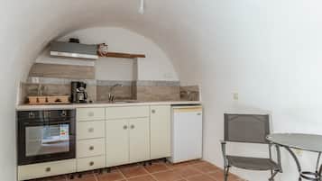 Fridge, oven, stovetop, coffee/tea maker