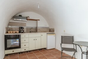 Fridge, oven, stovetop, coffee/tea maker - Holiday Home 'Casa Tradizionale Monemvasia' with Sea View, Wi-Fi and Air Conditioning (Monemvasia)