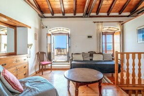 TV - Holiday Home 'Casa Tradizionale Monemvasia' with Sea View, Wi-Fi and Air Conditioning (Monemvasia)