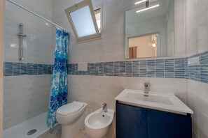 Dusche, Haartrockner, Handtücher