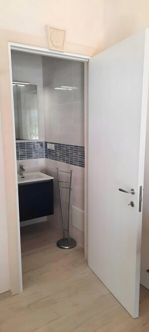 Interior - Holiday Home 'Anghelos - Piromafu' with Shared Terrace, Air Conditioning, Garden & BBQ (LIZZANELLO)