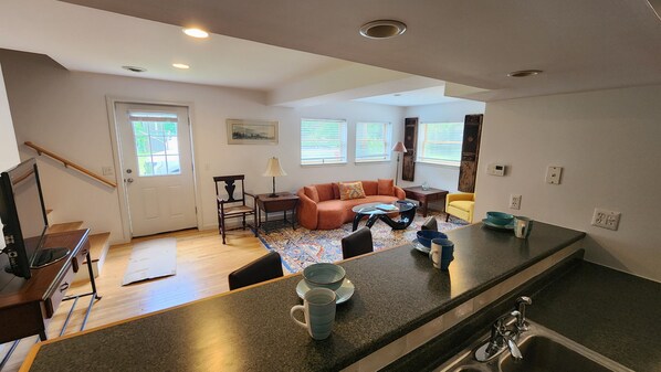 Smart TV - Stylish new 2 bedroom property in enchanting Shelburne Falls Village. (Shelburne Falls)