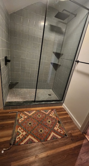 Regadera, amenidades de baño ecológicas, secadora de cabello, toallas 