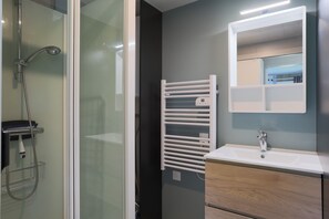 Dusche, Haartrockner, Handtücher