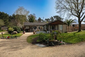 Exterior - Apartment 'Chalet Premium 1' with Private Terrace and Shared Garden (Pleumeur-Bodou)