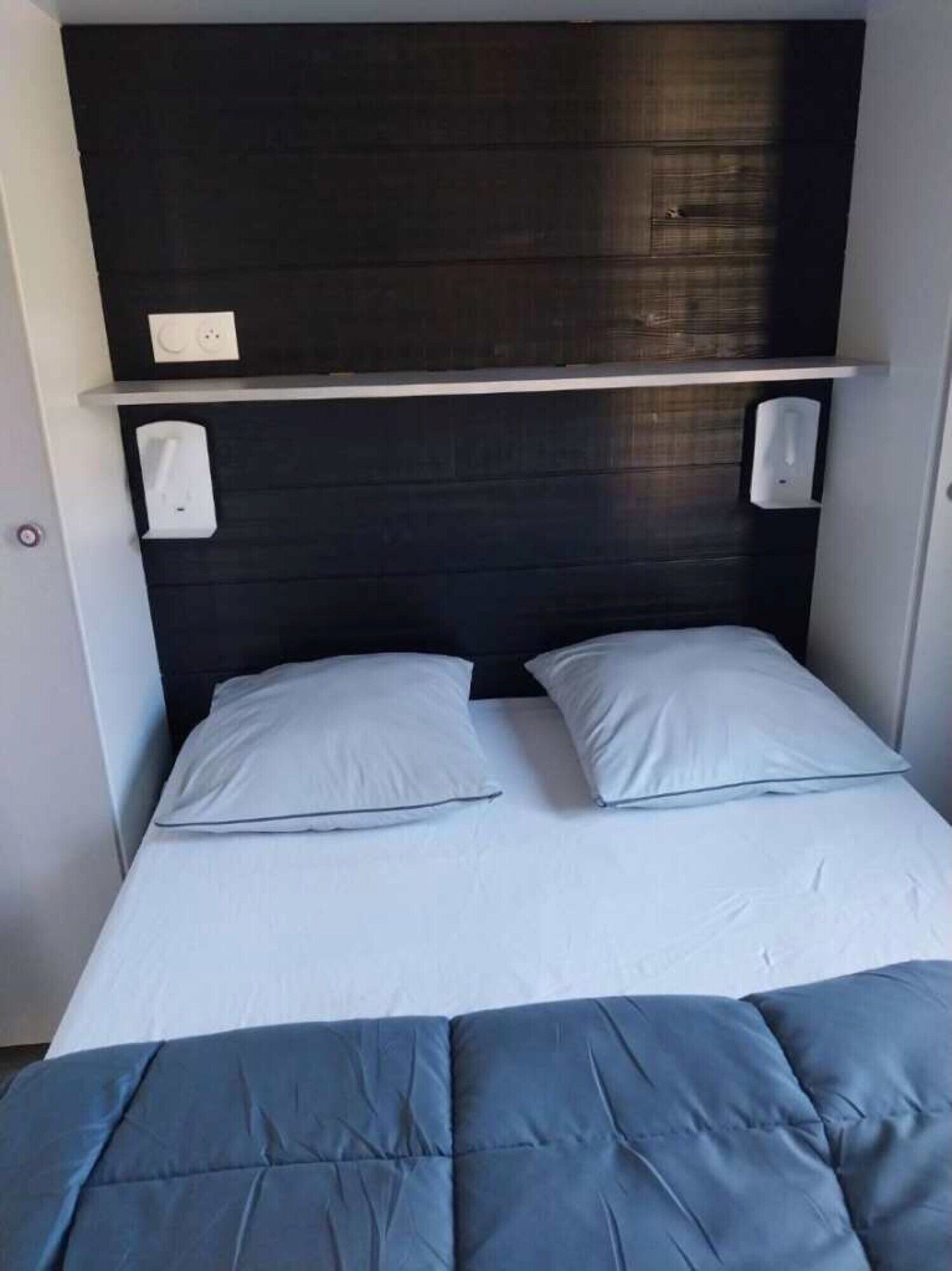 2 bedrooms, iron/ironing board, bed sheets, wheelchair access