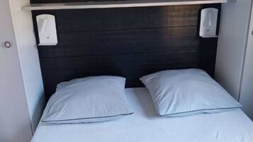 2 bedrooms, iron/ironing board, bed sheets, wheelchair access