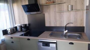 Kühlschrank, Mikrowelle, Herdplatte, Geschirrspüler