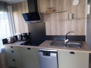 Fridge, microwave, stovetop, dishwasher