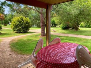 Outdoor dining - Chalet 'Standard 3' with Private Terrace and Shared Garden (Pleumeur-Bodou)
