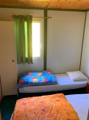 2 bedrooms, iron/ironing board, bed sheets, wheelchair access - Chalet 'Standard 3' with Private Terrace and Shared Garden (Pleumeur-Bodou)