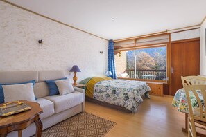 1 chambre, fer et planche à repasser, draps fournis