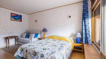 Tabla de planchar con plancha y ropa de cama