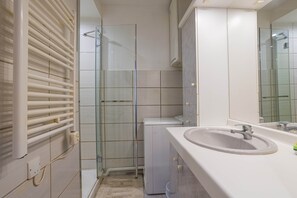 Shower, hair dryer, towels - Apartment 'F1 Massif Du Canigou' with Mountain View, Shared Garden and Balcony (Vernet les Bains)