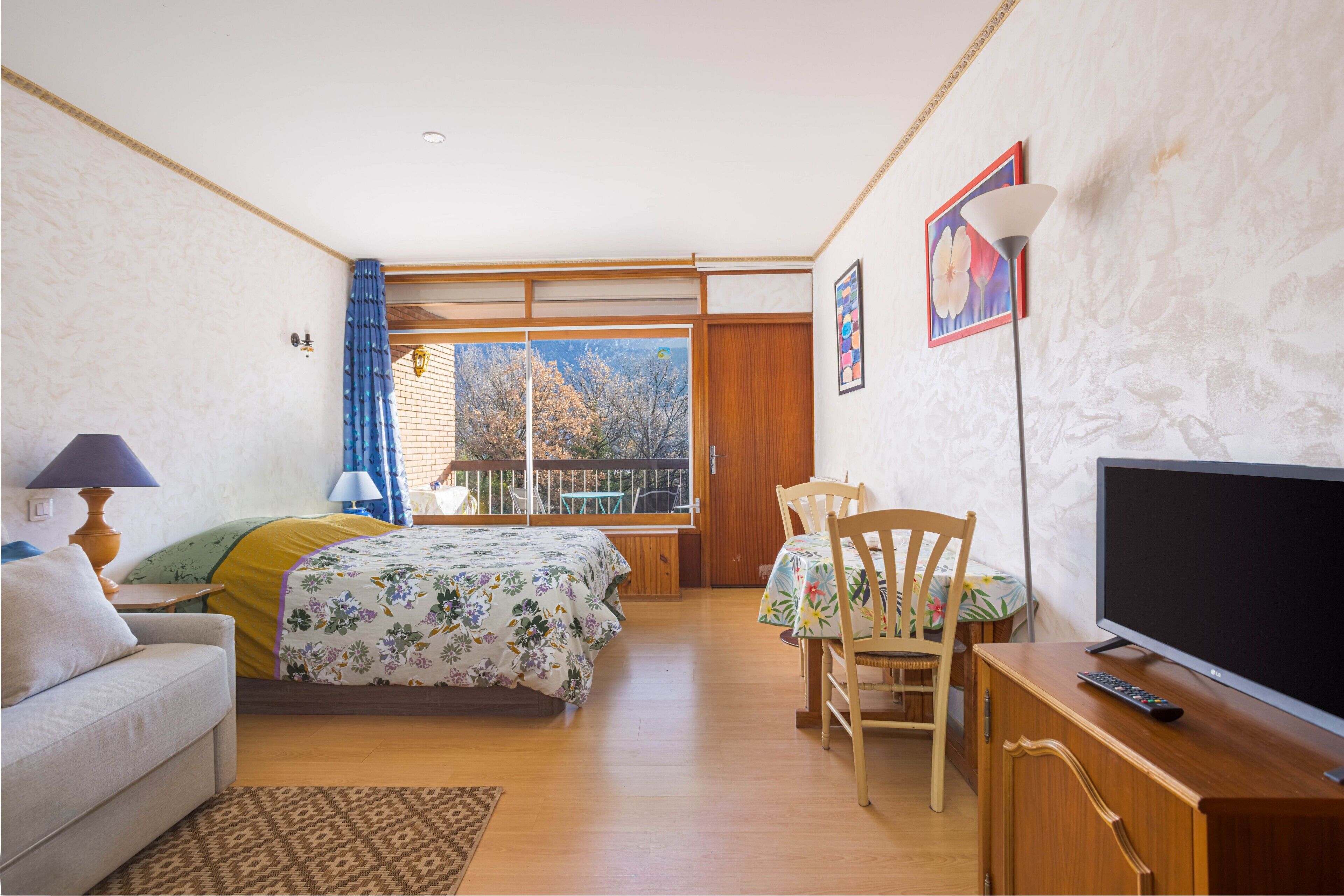 1 slaapkamer, een strijkplank/strijkijzer, beddengoed