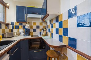 Frigorífico, microondas, horno y placa de cocina