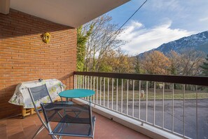 Outdoor dining - Apartment 'F1 Massif Du Canigou' with Mountain View, Shared Garden and Balcony (Vernet les Bains)