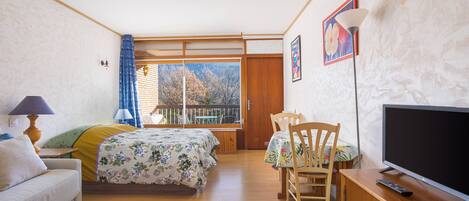 1 bedroom, iron/ironing board, bed sheets