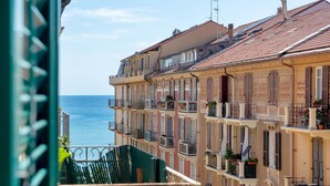 Ein mehrstöckiges Gebäude mit Balkonen und Blick aufs Meer, inklusive Balkonbrüstung.