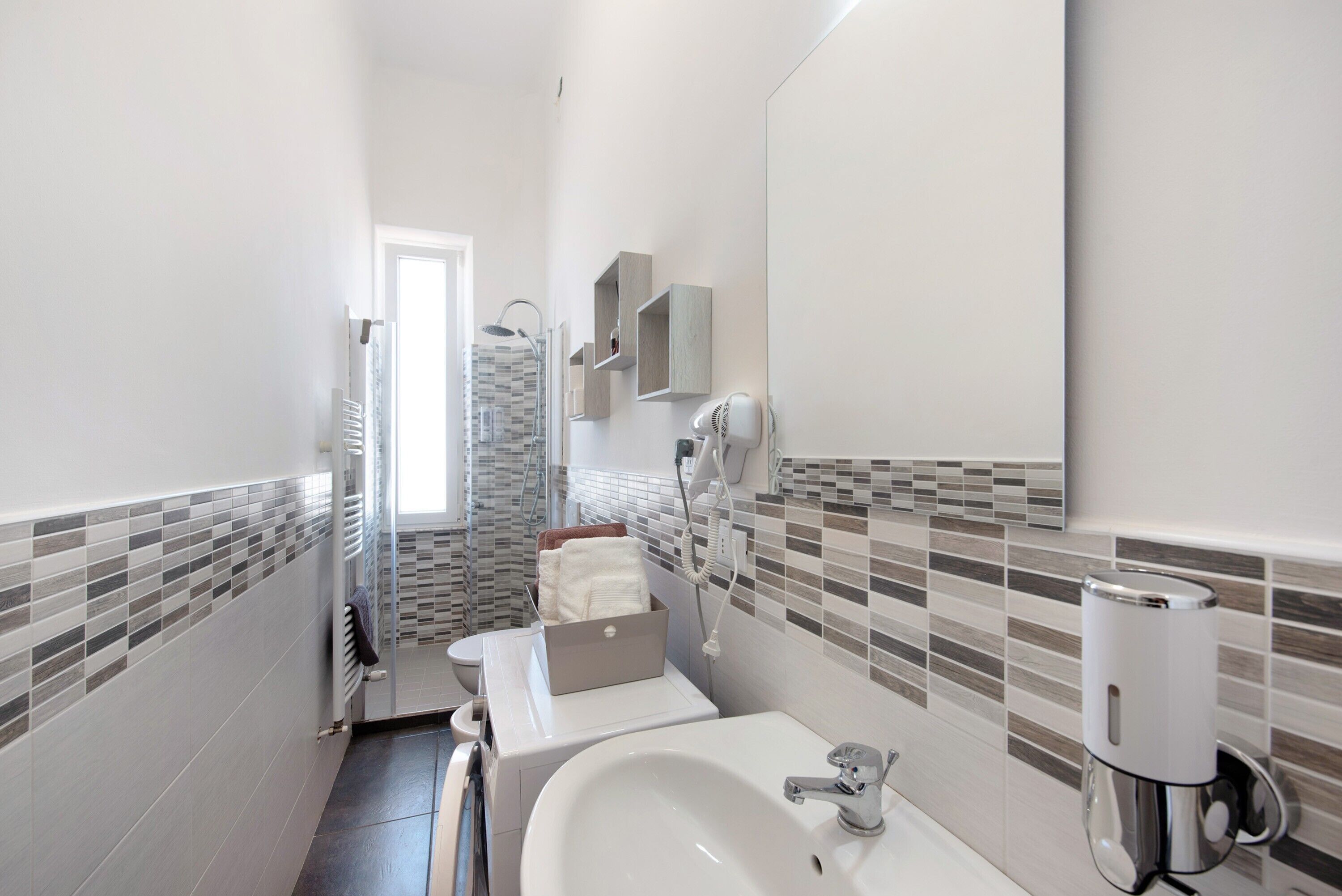 Douche, sèche-cheveux, serviettes fournies