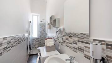 Douche, sĂšche-cheveux, serviettes fournies