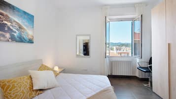 1 habitación, tabla de planchar con plancha, wifi gratis y ropa de cama