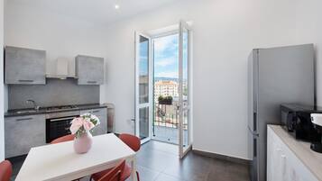 Frigorifero, microonde, forno, piano cottura