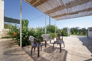 Terrace/patio - Apartment 'Casa Eleonora' with Private Terrace, Private Garden and Air Conditioning (San Foca)