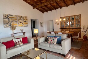 TV, fireplace, stereo - Holiday Home 'Casa Das Chaminés' with Private Terrace, Private Garden and Wi-Fi (Santo António do Baldio)