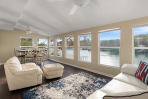 Smart TV - Pet-Friendly Home, Great Dock, Waterfront, Lake Views, Boat Slip (Linn Creek)