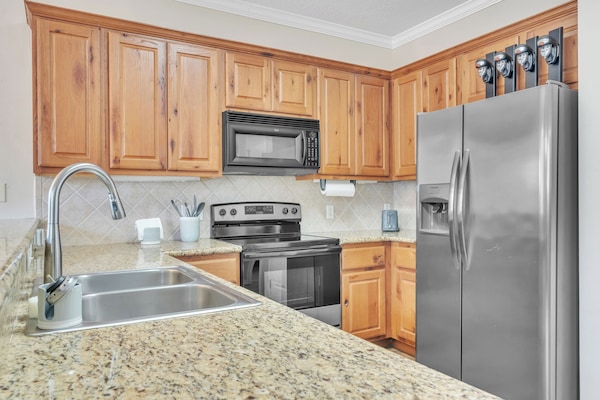 Frigorífico, microondas, horno y placa de cocina