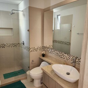 シャワー、タオル、石鹸、トイレットペーパー