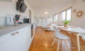 Micro-ondes, lave-vaisselle, chaise haute