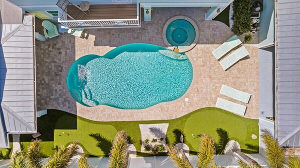 A heated pool - Rose Quartz: 2.5 Blocks to Beach! Pool & Spa (Anna Maria)