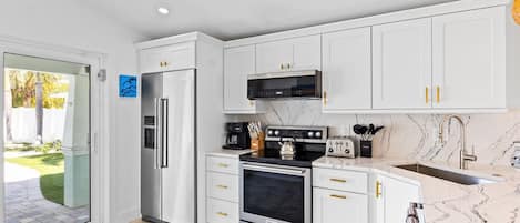 Refrigerador, microondas, horno, placa de cocina
