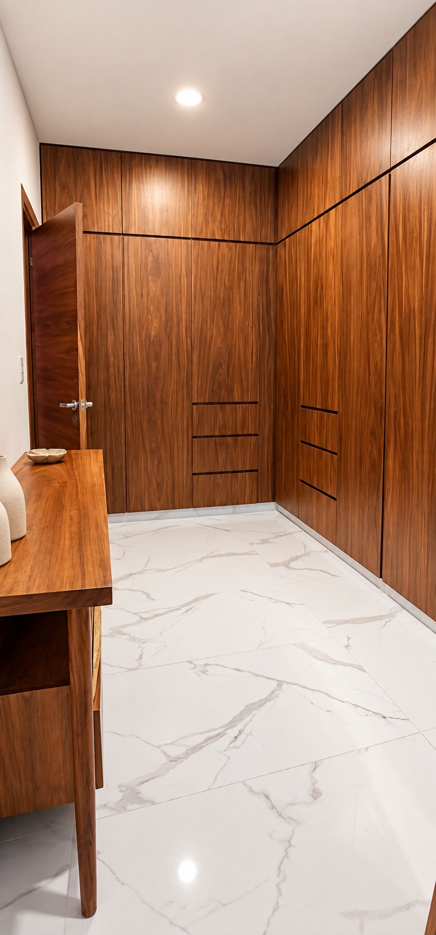 Ein Zimmer mit einem Holzschrank, einem Marmorboden und einem Holztisch mit einer Vase.