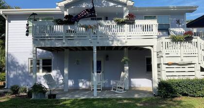 Charming 2-bedroom Oceanside apartment in the heart of Emerald Isle