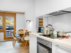 Kühlschrank, Ofen, Kochgeschirr/Geschirr/Besteck
