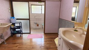 Gratis toiletartikelen, een haardroger, een bidet, handdoeken