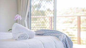 4 bedrooms, iron/ironing board, WiFi, bed sheets