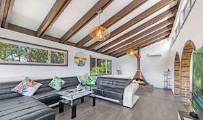 Interior - KozyGuru | Waterfront Holiday House (Padstow Heights)