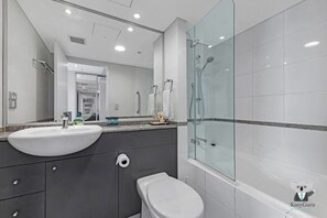 Hair dryer, towels - KozyGuru | Sydney Cbd 2 Bed Apt | City View (Haymarket)