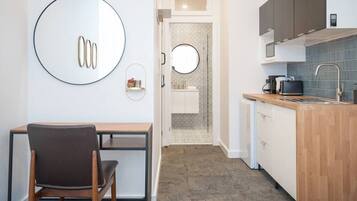 Fridge, microwave, stovetop, coffee/tea maker