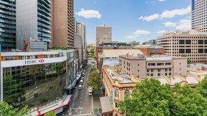 Un paisaje urbano con edificios modernos, incluyendo un banco HSBC y el edificio del Capitolio.