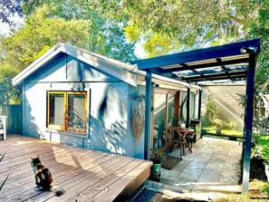 Outdoor dining - KozyGuru | Marrickville| Lovely Granny Flat Studio (Marrickville)