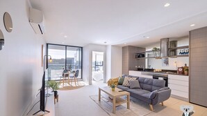 Eine moderne Wohnung mit Wohnzimmer, Essbereich und Küche.