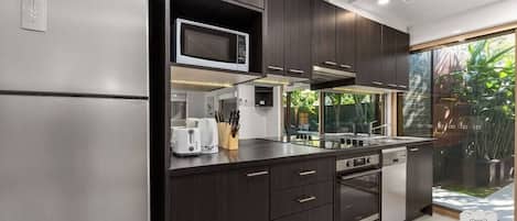 Kjøleskap, mikrobølgeovn, ovn og kokeplater